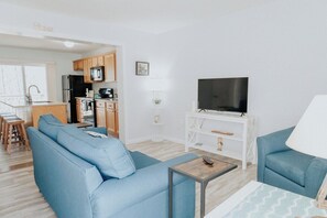 TV - Cozy Cove! In-town & Convenient! (Ellsworth)