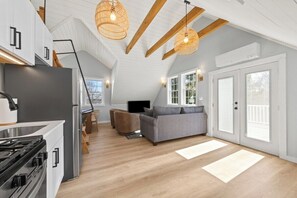 TV - The Cove on Newbury Neck (Surry)