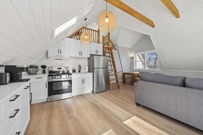 Fridge, oven, dishwasher, coffee/tea maker - The Cove on Newbury Neck (Surry)