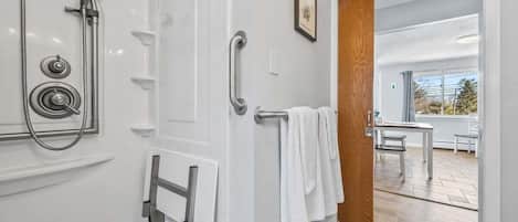 Ducha, secador de pelo y toallas