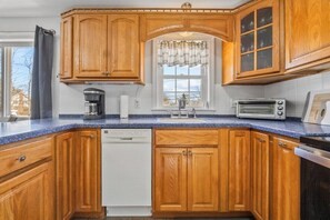 Fridge, microwave, oven, stovetop - Mountain View House, Close to town! (Ellsworth)