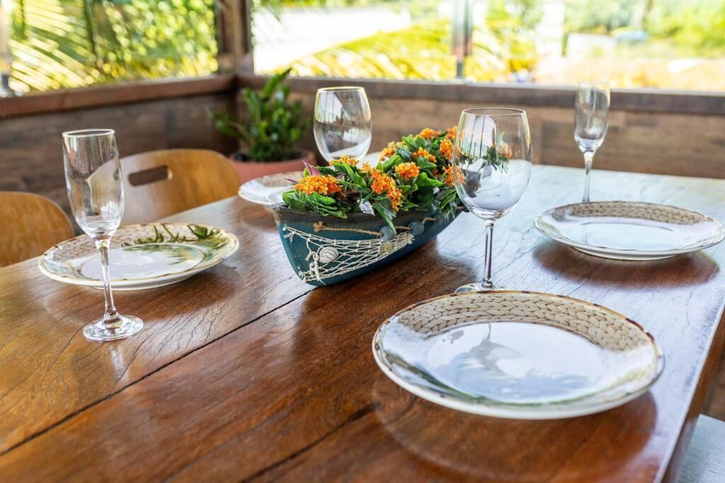 Apartamento luxo, sacada, vista para o mar | Opções para refeição