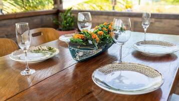 Apartamento luxo, sacada, vista para o mar | Opções para refeição