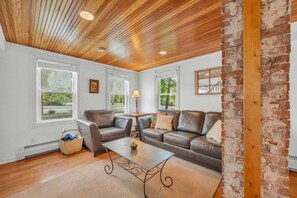 TV - Otter Creek Cottage, (Mount Desert)