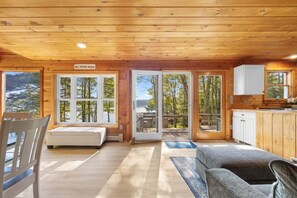 TV - The Pond House - Waterfront! (Blue Hill)