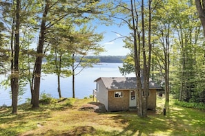 A small cabin by a lake surrounded by trees. - The Pond House - Waterfront! (Blue Hill)