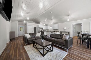 TV - Shoreline Solace - Waterfront! Close to Acadia! (Ellsworth)