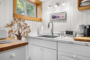 Fridge, microwave, oven, stovetop - Summit Sanctuary – Minutes to Downtown Blue Hill! (Blue Hill)