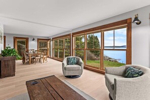 TV, books - Fox Beach House! Oceanfront home, sleeps 10! (Sullivan)