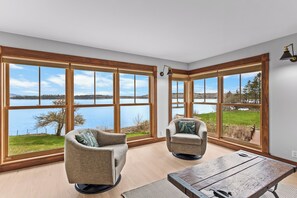 TV, books - Fox Beach House! Oceanfront home, sleeps 10! (Sullivan)