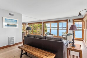 TV, books - Fox Beach House! Oceanfront home, sleeps 10! (Sullivan)