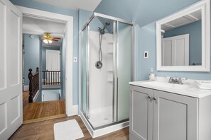 Shower, hair dryer, towels - Gateway Retreat-New, In town! (Ellsworth)