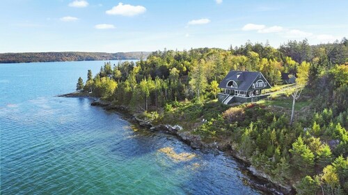 Ledgelawn – Stunning Waterfront Views!