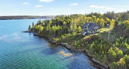 Ledgelawn – Stunning Waterfront Views!