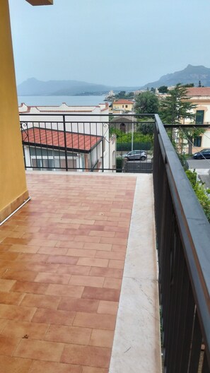Property grounds - 130 sqm apartment with a balcony that allows you to relax with the sea in your eyes (Santa Flavia)