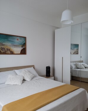 2 bedrooms, iron/ironing board, free WiFi, bed sheets - 130 sqm apartment with a balcony that allows you to relax with the sea in your eyes (Santa Flavia)