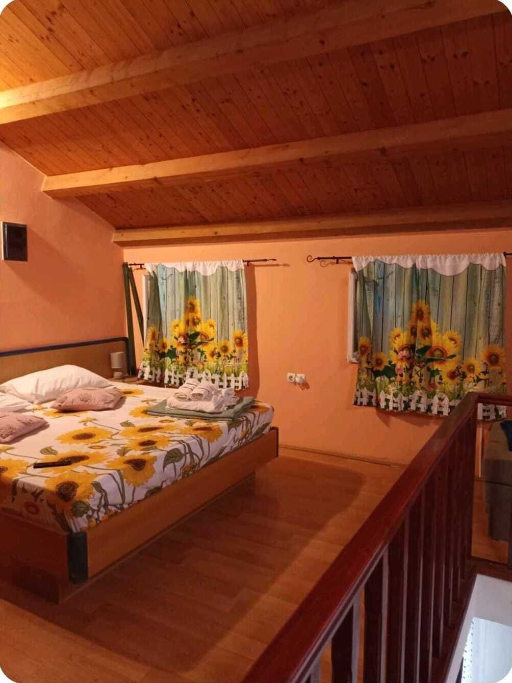 6 bedrooms, iron/ironing board, WiFi, bed sheets