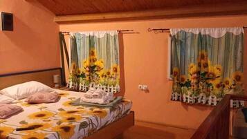 6 bedrooms, iron/ironing board, WiFi, bed sheets