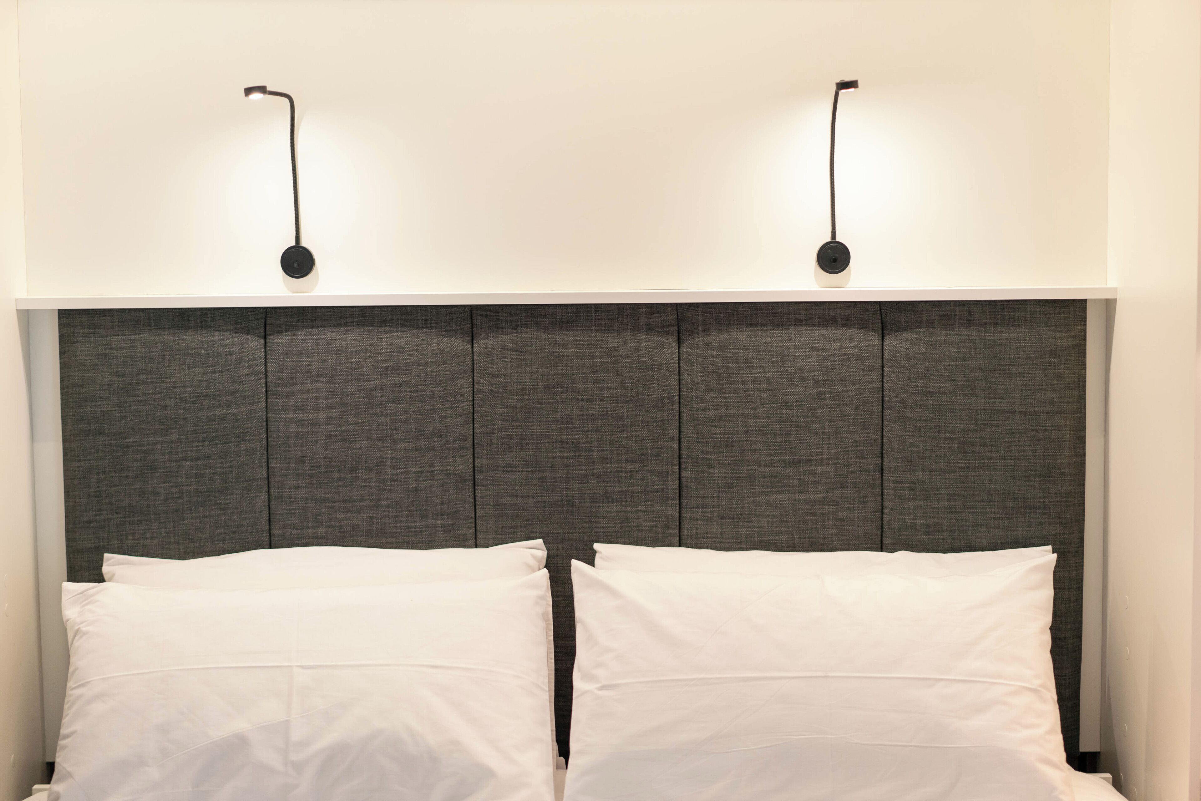 1 dormitorio, escritorio, tabla de planchar con plancha y cuna de viaje