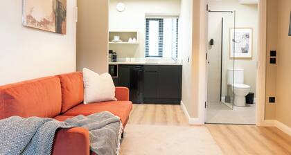 Westport Getaway, Cozy Studio with Murphy Bed in fabulous Westport