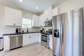 Private kitchen - Urban Retreat Houston- 9 Min from Downtown, Unit A (Houston)