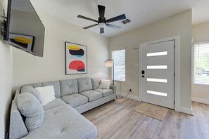 TV - Urban Retreat Houston- 9 Min from Downtown, Unit A (Houston)