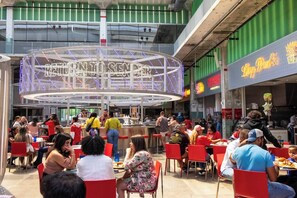 Outdoor dining - Urban Retreat Houston- 9 Min from Downtown, Unit A (Houston)