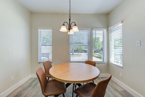 A dining area with a round table, four chairs, and a hanging light fixture. - Urban Retreat Houston- 9 Min from Downtown, Unit B (Houston)