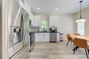Private kitchen - Urban Retreat Houston- 9 Min from Downtown, Unit B (Houston)