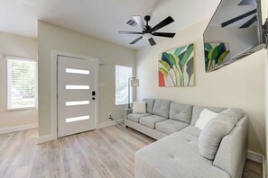 TV - Urban Retreat Houston- 9 Min from Downtown, Unit B (Houston)