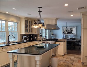 Private kitchen - Private waterfront 6drm house, heated pool, minutes from the beach! (Point Pleasant)