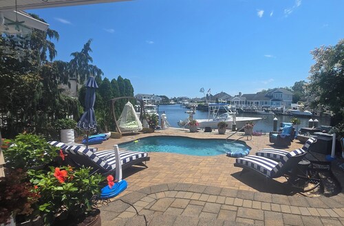 Private waterfront 6drm house, heated pool, minutes from the beach!