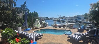 Private waterfront 6drm house, heated pool, minutes from the beach!