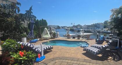 Private waterfront 6drm house, heated pool, minutes from the beach!
