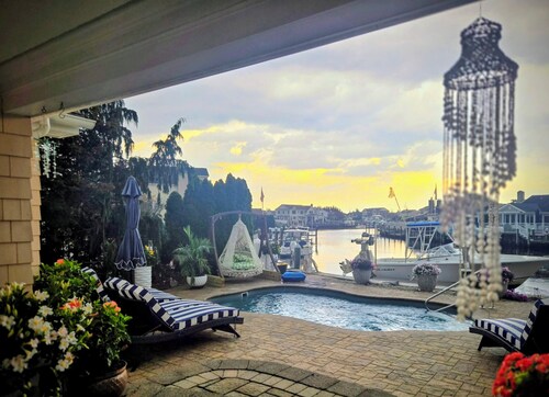 Private waterfront 6drm house, heated pool, minutes from the beach!