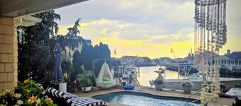 Private waterfront 6drm house, heated pool, minutes from the beach!