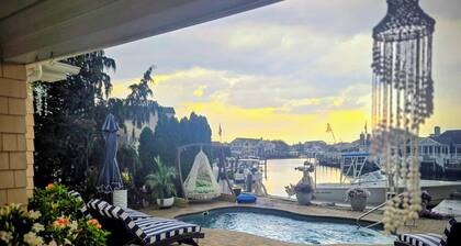 Private waterfront 6drm house, heated pool, minutes from the beach!