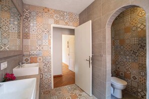 Shower, hair dryer, towels, soap - Celebrity Hacienda Curaçao (Jan Thiel)
