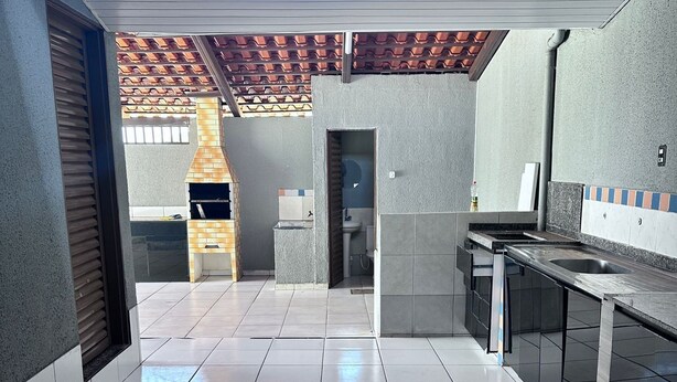 A modern kitchen with a tiled floor, a built-in oven, and a sink. - House (two-story house) for 9 people, very close to MotoGP. (Goiânia)
