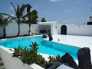 Outdoor pool, a heated pool - Villa Angela, piscina privada climatizada, vistas al mar cerca de Puerto Carmen (Macher)