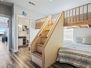 3 bedrooms, free WiFi, bed sheets - Coastal Retreat – Walk to the Beach + Ocean Views! Nauti Time! (Bolivar Peninsula)