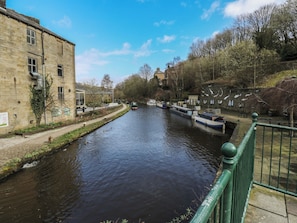 Ein Fluss mit Booten, einer Brücke und Gebäuden entlang des Ufers.