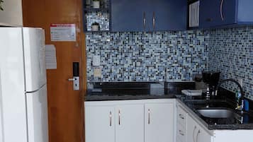 Deluxe Apartment, Air conditioning, Beach View | Private kitchen