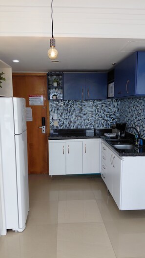 Deluxe Apartment, Air conditioning, Beach View | Private kitchen