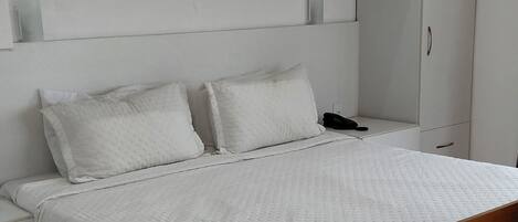 Habitación Deluxe doble, Aire acondicionado, vistas a la playa | Tabla de planchar con plancha, wifi gratis, ropa de cama
