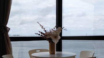 Apartamento Deluxe, Aire acondicionado, vistas a la playa | Restauración