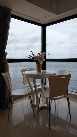 Apartamento Deluxe, Aire acondicionado, vistas a la playa | Restauración