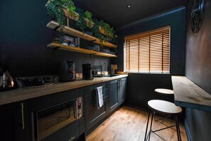 Private kitchen - Bold boudoir interiors, private patio and steps from the beach (West Sussex)