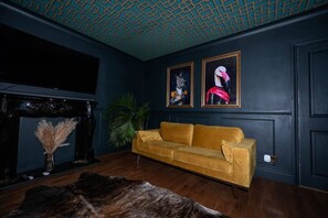 Living area - Bold boudoir interiors, private patio and steps from the beach (West Sussex)