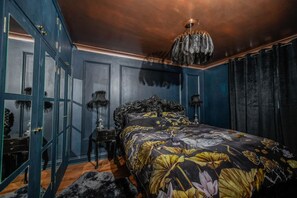 Room - Bold boudoir interiors, private patio and steps from the beach (West Sussex)